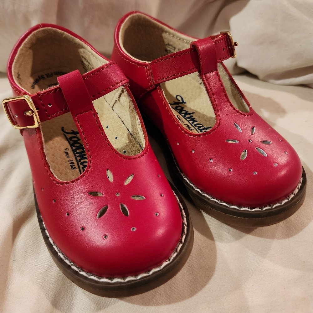 Footmates size 6 wide red mary janes euc